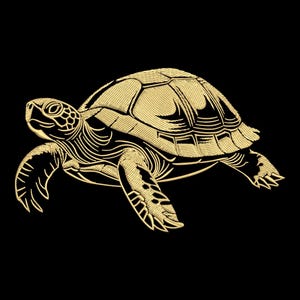 Könnte beinhalten: Detaillierte goldfarbene Illustration einer Meeresschildkröte auf schwarzem Hintergrund. Die Schildkröte ist im Profil dargestellt und zeigt ihren Panzer, ihre Flossen und ihren Kopf. Das Design hat ein strukturiertes, gesticktes Aussehen.