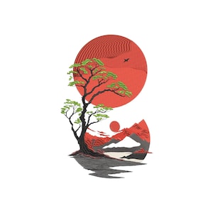 Puede incluir: Diseño bordado que representa un paisaje japonés estilizado. Un gran sol rojo se sitúa sobre una escena de montaña con un árbol en primer plano. El árbol tiene hojas verdes y un tronco oscuro.