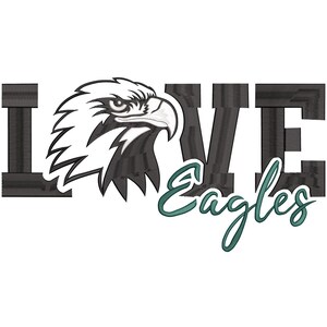 Può includere: Grafica con la parola "LOVE" in un carattere scuro e squadrato, con una testa d'aquila dettagliata in bianco e nero che sostituisce la "O". La parola "Eagles" è scritta in un carattere corsivo turchese.