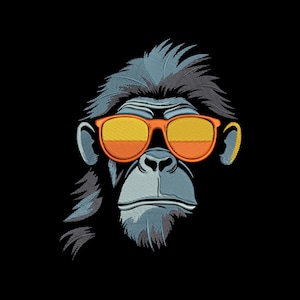 Puede incluir: Diseño bordado de un chimpancé con gafas de sol naranjas con lentes amarillas. El chimpancé tiene pelaje azul y gris y está sobre un fondo negro. La imagen es un primer plano de la cara del chimpancé.