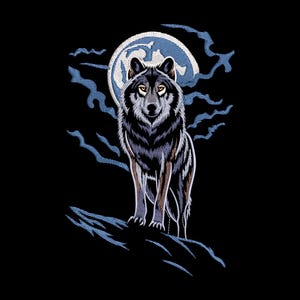 Puede incluir: Diseño bordado de un lobo de pie sobre una superficie rocosa, sobre un fondo negro. Una luna llena y nubes estilizadas están en el fondo. El lobo tiene pelaje detallado y ojos amarillos penetrantes.