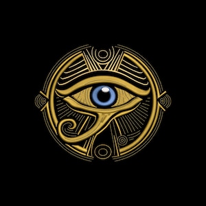 Puede incluir: Un símbolo dorado y estilizado del Ojo de Horus con un iris azul, sobre un fondo negro. El diseño presenta líneas y curvas intrincadas, creando una apariencia detallada y ornamentada. El ojo es un símbolo de protección y poder.