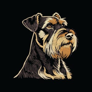 Könnte beinhalten: Gesticktes Porträt eines Schnauzer-Hundes mit schwarzem und braunem Fell, vor schwarzem Hintergrund. Das Fell des Hundes ist mit Faden detailliert, wobei sein markanter Bart und seine Augenbrauen hervorgehoben werden. Das Kunstwerk fängt den aufmerksamen Ausdruck des Hundes ein.