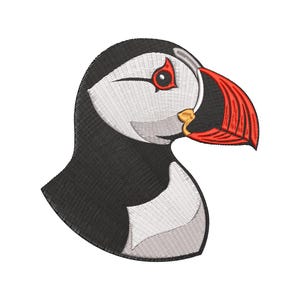 Könnte beinhalten: Gestickter Aufnäher mit dem Kopf eines Papageientauchers. Der Vogel hat einen schwarzen Kopf und Hals, ein weißes Gesicht, einen großen roten und orangefarbenen Schnabel und einen kleinen gelben Fleck in der Nähe des Schnabels. Das Auge ist rot mit einer schwarzen Pupille.