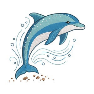 Könnte beinhalten: Ein gesticktes Design eines blauen Delfins, der nach oben springt, mit Schattierungen in Hell- und Dunkelblau sowie weißen Akzenten. Der Delfin ist von stilisierten blauen Wasserwirbeln, kleinen kreisförmigen Blasen und braunen Bodenelementen umgeben.