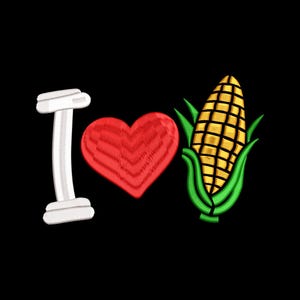Puede incluir: Un diseño bordado sobre fondo negro muestra "I Love Corn". La "I" es blanca, el corazón es rojo y el maíz es amarillo con hojas verdes. Este diseño es adecuado para ropa y accesorios.