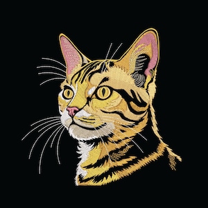 Puede incluir: Retrato bordado de la cabeza de un gato, con un diseño detallado con hilo amarillo, negro y blanco sobre un fondo negro. El gato tiene ojos amarillos, una nariz rosa y largos bigotes blancos. El bordado captura los rasgos del gato.