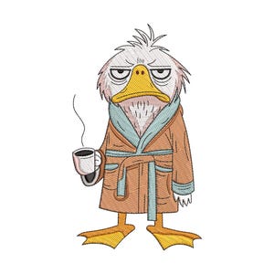 Peut inclure: Broderie d'un canard grincheux portant un peignoir marron avec un col bleu, tenant une tasse de café fumante. Le canard a un bec et des pieds jaunes, avec une expression fatiguée. Sur fond blanc.