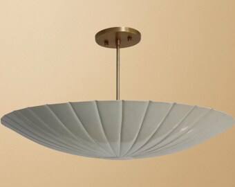 Lámpara de techo moderna de latón crudo con luz blanca y diseño escultural hecho a mano.