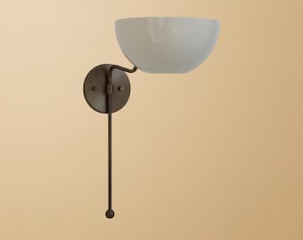 Lámpara de pared de cúpula de latón crudo hecha a mano, estilo Stilnovo, radiante y con una elegancia atemporal.