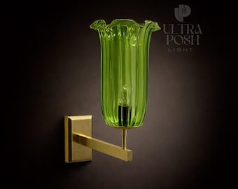 Lámpara de pared estilo italiano Stilnovo Modern Italian de los años 50 con cristal Sputnik verde Roly-Poly: aplique de pared antiguo de latón de mediados de siglo.