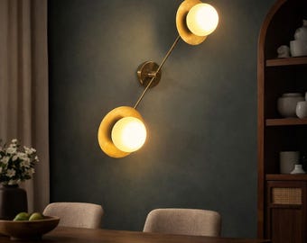 Aplique de pared elegante estilo Stilnovo hecho a mano con dos platos de latón y globos lechosos