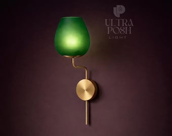 Lámpara de pared estilo italiano Stilnovo Modern Italian de los años 50 con cristal Sputnik verde Roly-Poly: aplique de pared antiguo de latón de mediados de siglo.