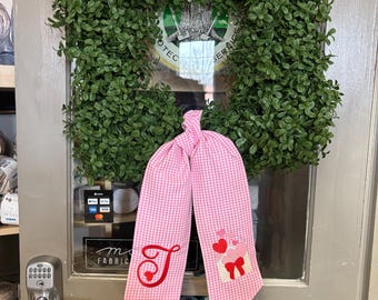 Corona bordada para San Valentín / Decoración para puerta con inicial personalizada