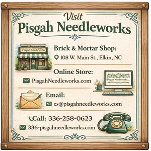 Puede incluir: Un letrero enmarcado de estilo vintage que anuncia "Pisgah Needleworks". Muestra la direcci&oacute;n, el sitio web, el correo electr&oacute;nico y el n&uacute;mero de tel&eacute;fono de la tienda. El marco de madera y los adornos le dan un aspecto retro.