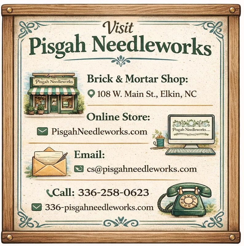 Puede incluir: Un letrero enmarcado de estilo vintage que anuncia "Pisgah Needleworks". Muestra la direcci&oacute;n, el sitio web, el correo electr&oacute;nico y el n&uacute;mero de tel&eacute;fono de la tienda. El marco de madera y los adornos le dan un aspecto retro.