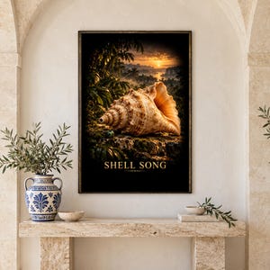 Könnte beinhalten: Ein rechteckiger Wandkunstdruck mit einer großen, strukturierten Muschel, die auf einem moosigen Felsen liegt. Der Hintergrund zeigt eine tropische Landschaft bei Sonnenaufgang mit goldenem Licht. Der Text "SHELL SONG" ist unten in Gold gedruckt.