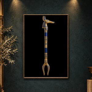 Op de afbeelding: Een verticale wandkunstprint met een gecentreerde gouden scepter met een gestileerde hondenkop aan de bovenkant en een gevorkte basis. De scepter is versierd met diepblauwe segmenten en gedetailleerde gouden accenten op een zwarte achtergrond.