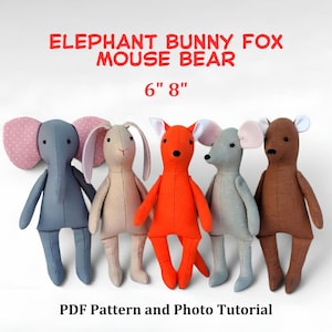 Op de afbeelding: Vijf knuffeldieren waaronder een olifant, konijn, vos, muis en beer. De tekst luidt ELEPHANT BUNNY FOX MOUSE BEAR, 6" 8", en PDF Pattern and Photo Tutorial. De speeltjes zijn gemaakt van stof in verschillende kleuren en maten.