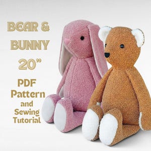 Peut inclure: Deux peluches, un lapin rose et un ours brun, sont présentés. Le lapin a de longues oreilles, et les deux jouets ont des accents blancs sur les pieds et les oreilles. Le texte "Bear & Bunny" et "PDF Pattern and Sewing Tutorial" est inclus.