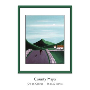 Pode incluir: Uma pintura emoldurada intitulada County Mayo, &oacute;leo sobre tela medindo 40,64 por 50,8 cm. A obra retrata uma pessoa passeando com um c&atilde;o numa estrada entre muros de pedra, em dire&ccedil;&atilde;o a uma casa branca com telhado castanho e montanhas verdes.