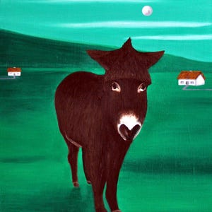 Puede incluir: Una pintura de un burro marr&oacute;n oscuro con hocico blanco de pie en un campo verde vibrante. Al fondo, dos peque&ntilde;as casas blancas con techos marrones son visibles bajo un cielo verde brillante con una luna circular blanca.
