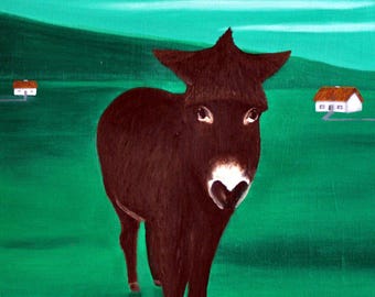 Könnte beinhalten: Ein Gemälde eines dunkelbraunen Esels mit weißer Schnauze, der auf einem leuchtend grünen Feld steht. Im Hintergrund sind zwei kleine weiße Häuser mit braunen Dächern unter einem hellgrünen Himmel mit einem weißen Vollmond zu sehen.