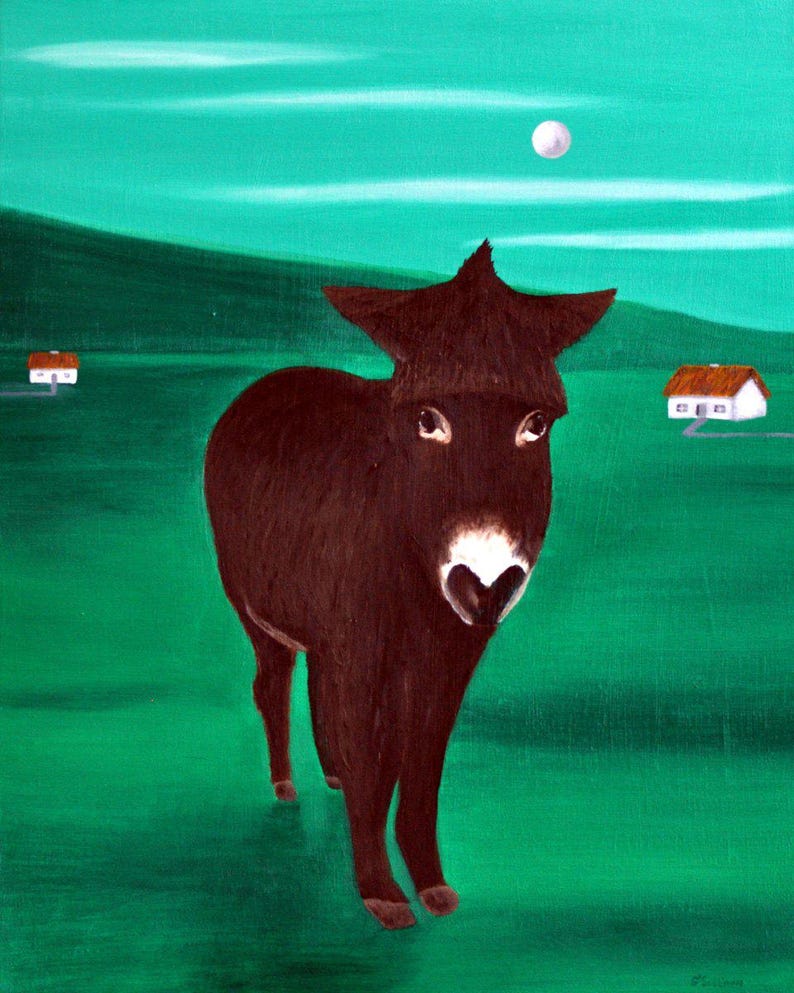 Puede incluir: Una pintura de un burro marr&oacute;n oscuro con hocico blanco de pie en un campo verde vibrante. Al fondo, dos peque&ntilde;as casas blancas con techos marrones son visibles bajo un cielo verde brillante con una luna circular blanca.
