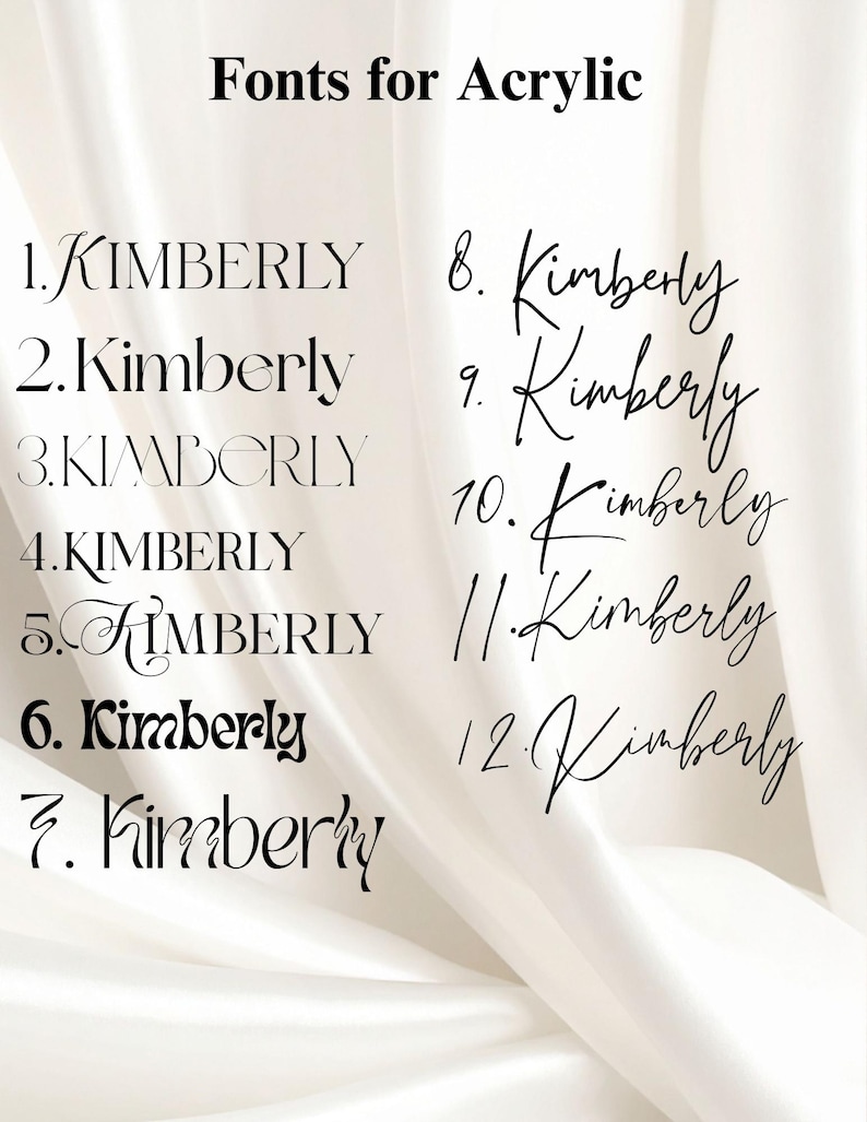 K&ouml;nnte beinhalten: Darstellung von zw&ouml;lf verschiedenen Schriftarten f&uuml;r Acrylprojekte, die jeweils den Namen "Kimberly" zeigen. Die Schriftarten variieren im Stil, von klassischen Serifen bis zu eleganten Schreibschriften, vor einem Hintergrund aus weichem, wei&szlig;em Stoff. Der Text "Fonts for Acrylic" steht oben.