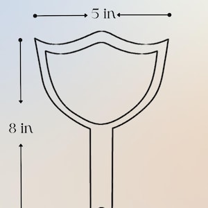 K&ouml;nnte beinhalten: Eine schwarze Umrisszeichnung eines schildf&ouml;rmigen Objekts mit Griff. Das Objekt ist 20 cm hoch und 13 cm breit. Das Wort "Size" steht &uuml;ber dem Objekt.