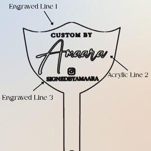 K&ouml;nnte beinhalten: Ein klarer Acrylschild mit dem Text "CUSTOM BY Amaara" und dem Instagram-Logo. Das Schild hat eine einzigartige Form mit einem Griff und einem Loch unten. Die Worte "SIGNEDBYAMAARA" sind ebenfalls sichtbar.