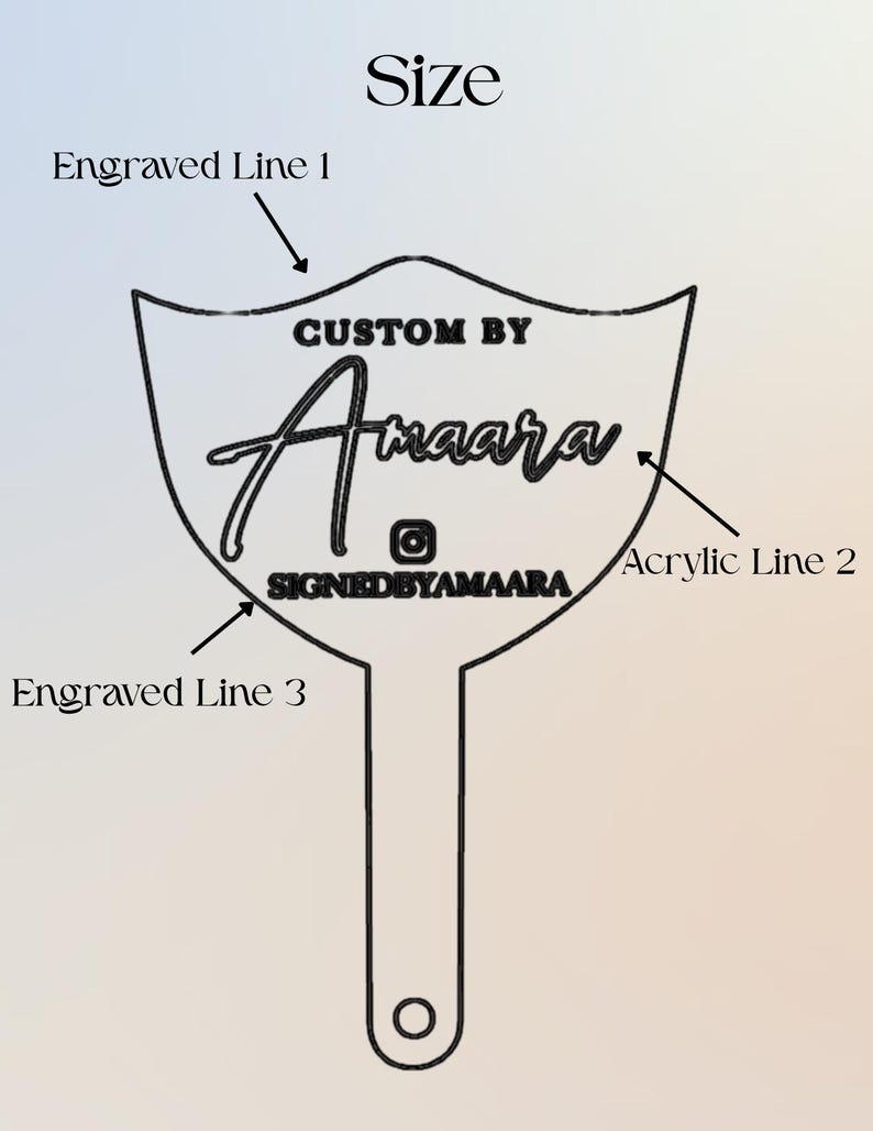 K&ouml;nnte beinhalten: Ein klarer Acrylschild mit dem Text "CUSTOM BY Amaara" und dem Instagram-Logo. Das Schild hat eine einzigartige Form mit einem Griff und einem Loch unten. Die Worte "SIGNEDBYAMAARA" sind ebenfalls sichtbar.