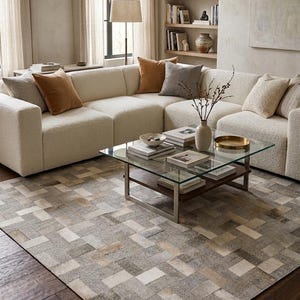 Tappeto patchwork fatto a mano in pelle di mucca e lana, colore beige avorio, moderno.