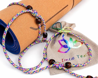 Personalisiertes Yoga Geschenk Set: Yogamattengurt mit Holzperlen + Stoffbeutel mit Lotusblume | Geschenk zum Jubiläum für Yogabegeisterte