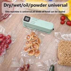Puede incluir: Una envasadora al vacío de alimentos verde claro con una pantalla digital, rodeada de varios alimentos sellados como tomates, pasta y frijoles. El texto en el dispositivo dice "Dry/wet/oil/powder universal".