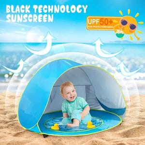Può includere: Un riparo solare pop-up blu e grigio con un bambino all'interno, seduto su un tappetino blu con paperelle gialle. Il testo "BLACK TECHNOLOGY SUNSCREEN" e "UPF50+" sono visibili.