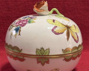 Bombonera de porcelana Herend pintada a mano con decoración floral y de mariposas – Caja húngara vintage con tapa
