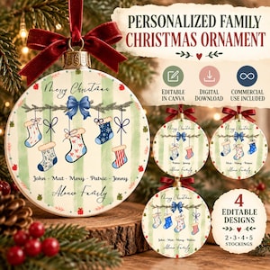 Puede incluir: Un adorno navideño redondo y personalizado con fondo crema y rayas verticales verde claro. Muestra cinco calcetines colgantes con varios patrones, un lazo azul y el texto Merry Christmas, John, Mat, Mery, Patric, Jenny y Alonco Family.