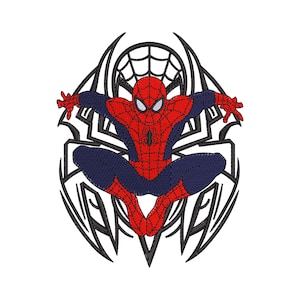 Puede incluir: Un parche bordado que muestra a un superhéroe rojo y azul en posición agachada. El personaje tiene un patrón de telaraña negra en las secciones rojas y está centrado frente a un gran diseño de telaraña negra estilizada con bordes afilados.