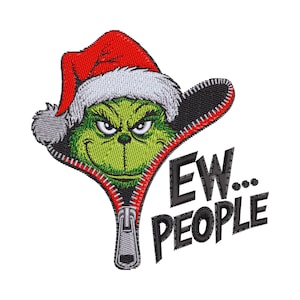 Puede incluir: Un parche bordado que muestra a un personaje verde con un gorro de Papá Noel rojo y blanco, asomándose detrás de una cremallera negra parcialmente abierta. El texto "EW... PEOPLE" está bordado en letras negras a la derecha de la cremallera.