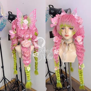 Peluca larga rosa y verde inspirada en Mitsuri, con trenzas y accesorios florales.