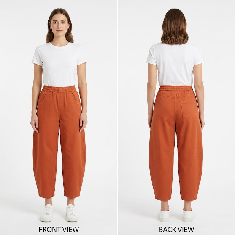 Op de afbeelding: Voor- en achteraanzicht van een vrouw in een wit T-shirt en een roestkleurige broek met wijde pijpen. De broek heeft een tailleband met trekkoord en zakken. De outfit is eenvoudig en casual.