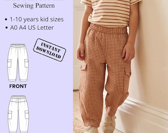 以下が含まれることがあります： Kids Barrel Pant Sewing Pattern、1-10 years kid sizes、A0 A4 US Letter、Instant Downloadのテキストが記載された子供用バレルパンツの型紙。画像には、サイドポケットが付いた茶色と白のギンガムチェック柄のカーゴパンツが写っています。