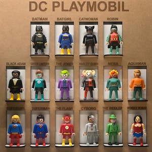 Puede incluir: Una exhibición de figuras de DC Playmobil, incluyendo Batman, Batgirl, Catwoman y Robin. Otros personajes incluyen Black Adam, Green Lantern, The Joker, Harley Quinn, Mera, Aquaman, Supergirl, Superman, The Flash, Cyborg, The Riddler y Wonder Woman.