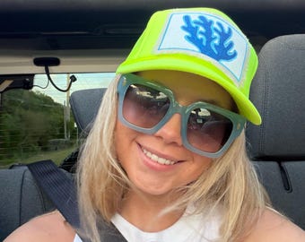 Gorra de camionero amarilla brillante con parche de coral azul pintado a mano.