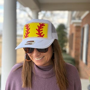Casquette trucker blanche avec écusson de softball peint à la main