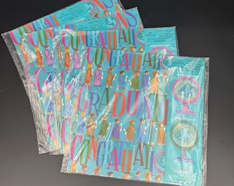Set vintage di 4 confezioni regalo Hallmark per la laurea, nuove di zecca, con etichette abbinate.