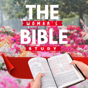 Puede incluir: Una Biblia abierta se sostiene frente a un fondo floral. El texto "THE WOMAN'S BIBLE STUDY" se muestra en letras blancas grandes con una pancarta roja. La imagen tiene una estética suave y natural, centrada en el libro.