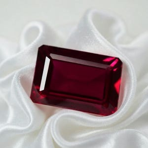 Puede incluir: Un juego de tres tazas de cerámica con un acabado mate moteado. Las tazas son de color crema, gris claro y gris oscuro. Cada taza tiene un diseño simple y minimalista y un asa redondeada.