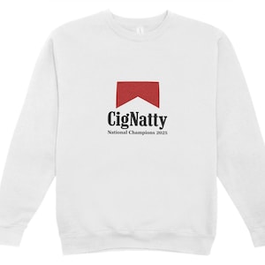Könnte beinhalten: Weißes Sweatshirt mit einem rot-weißen Logo mit der Aufschrift "CigNatty" und darunter "National Champions 2025". Das langärmlige Sweatshirt hat einen Rundhalsausschnitt.